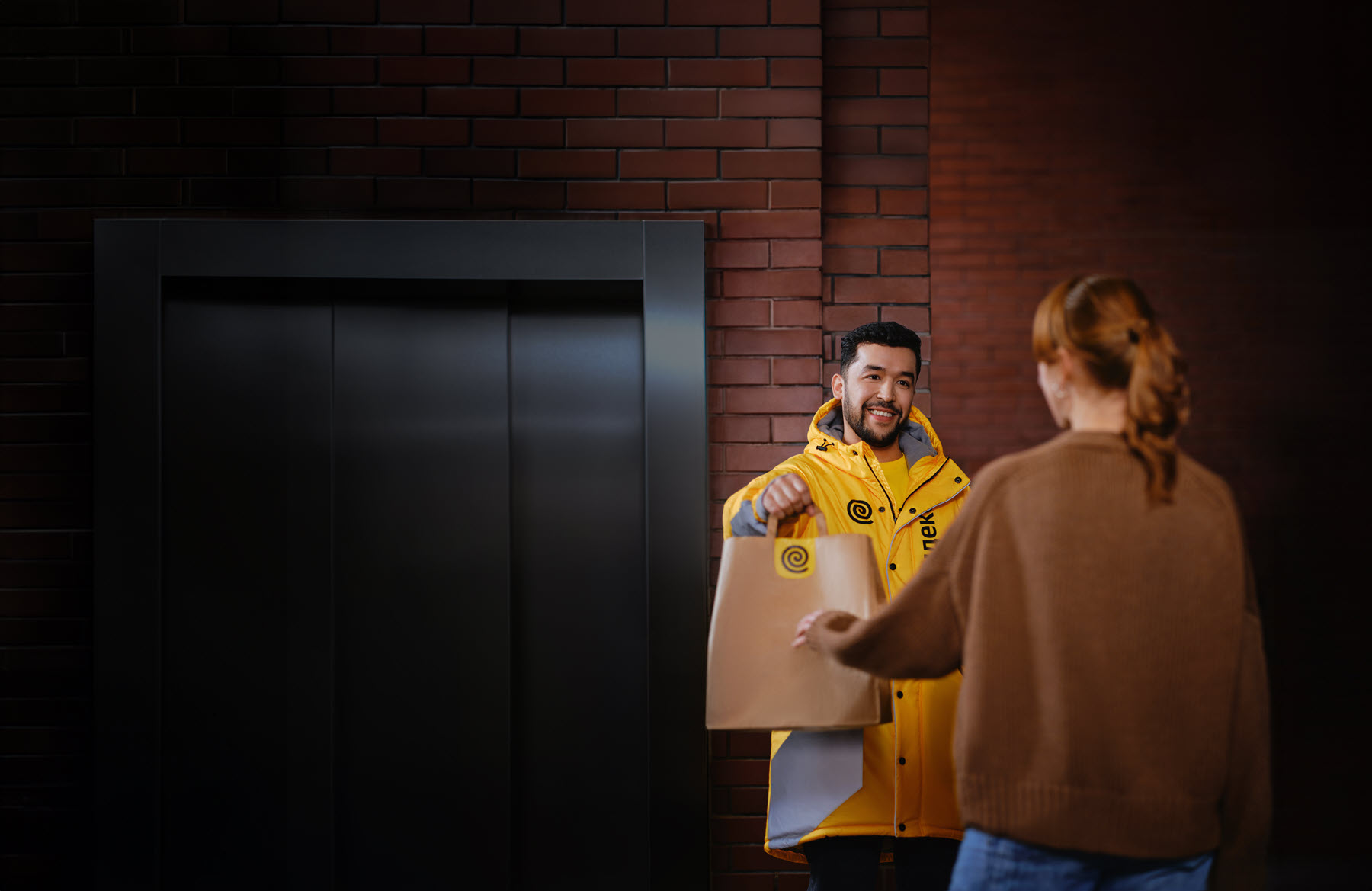 Курьер доставляет заказ